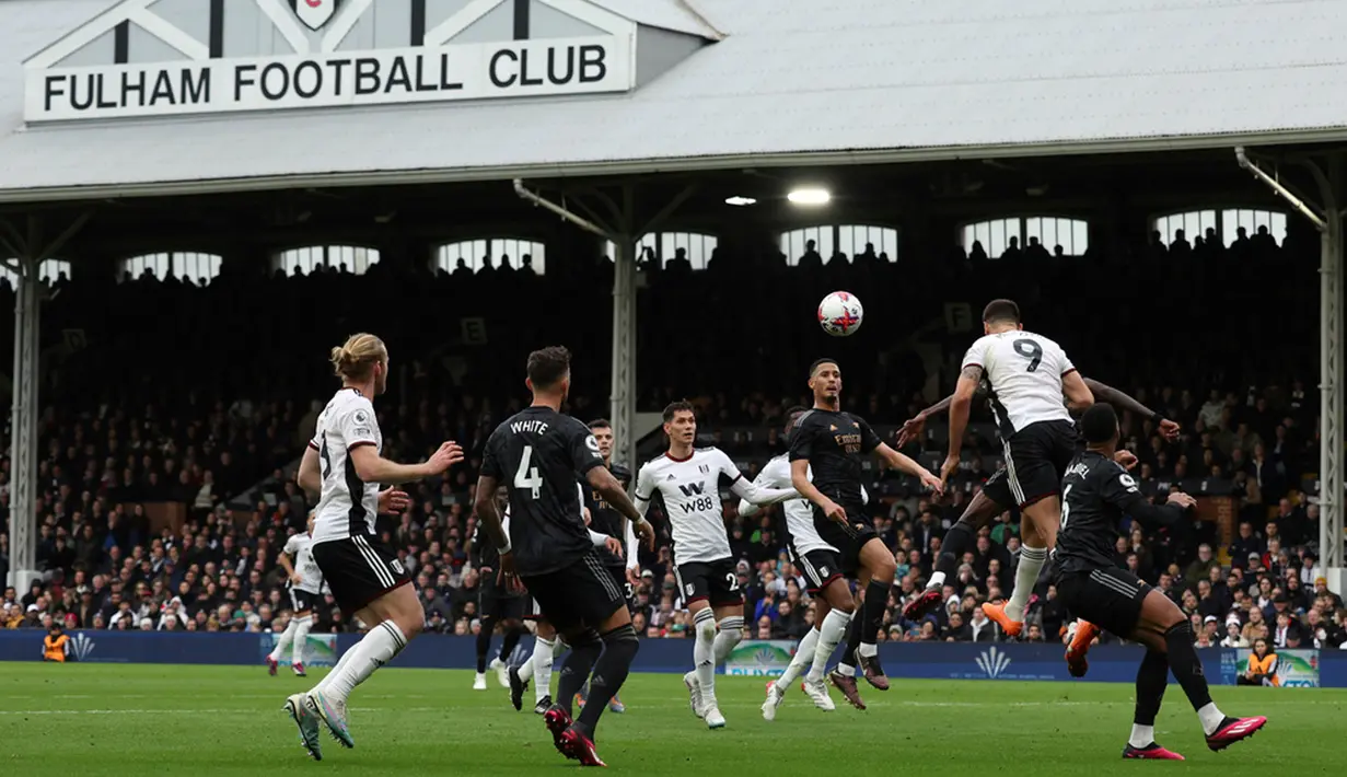 Pemain Fulham Aleksandar Mitrovic (kedua kanan) menyundul bola saat melawan Arsenal pada pertandingan sepak bola Liga Inggris di Stadion Craven Cottage, London, 12 Maret 2023. Arsenal mengalahkan Fulham dengan skor 3-0. (AP Photo/Ian Walton)