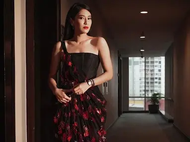 Dian Sastrowardoyo tampil penuh pesona saat hadiri gala premiere film Sri Asih. Ia terlihat gorgeous dengan balutan gaun merah hitam. Sesuai dengan karakternya sebagai Dewi Api, gaun tersebut sangat cocok dipakainya. Bintang film ‘Ada Apa dengan Cinta?’ itu pun sukses memukau penggemar. (Liputan6.com/IG/@therealdisastr)