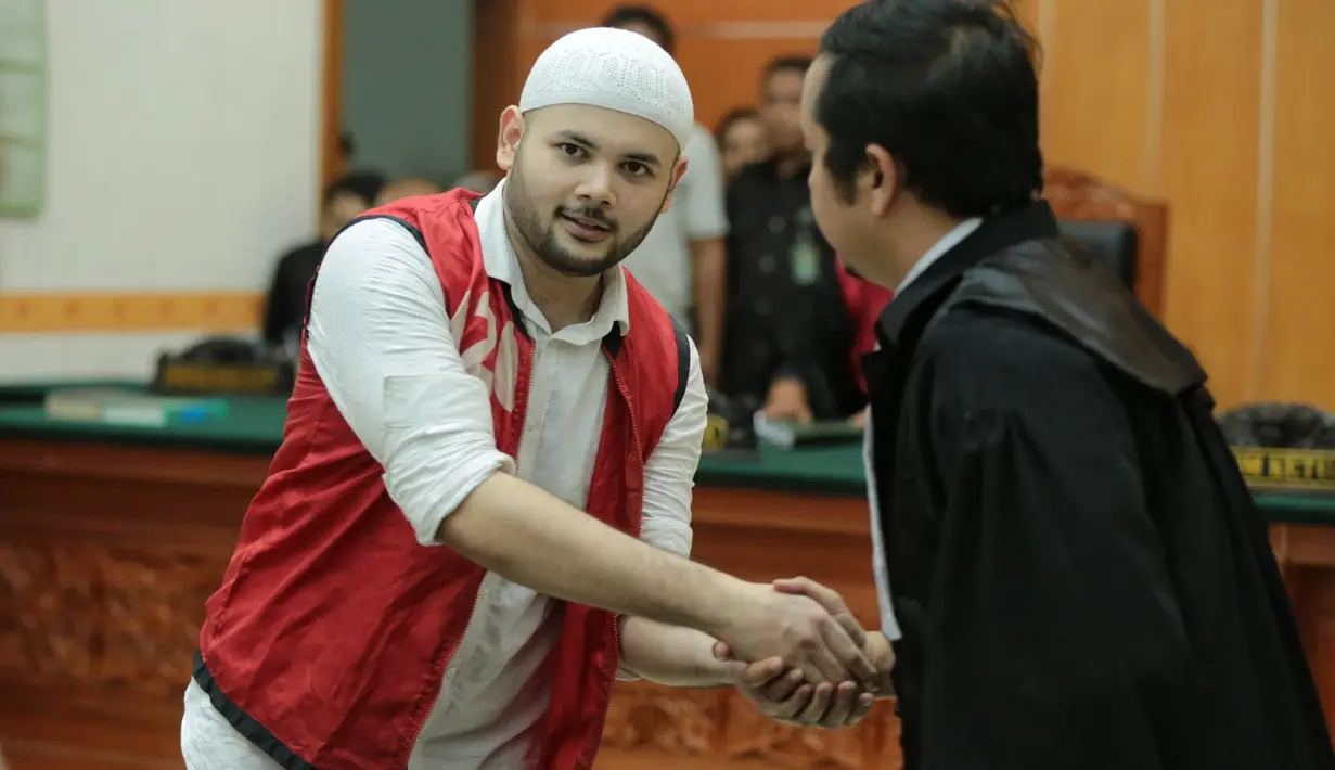 "Saya bersyukur kepada Allah SWT dan berterima kasih kepada majelis hakim yang telah menjatuhkan kepada anak saya yang menurut saya adil," ucap Rhoma Irama. (Adrian Putra/Bintang.com)