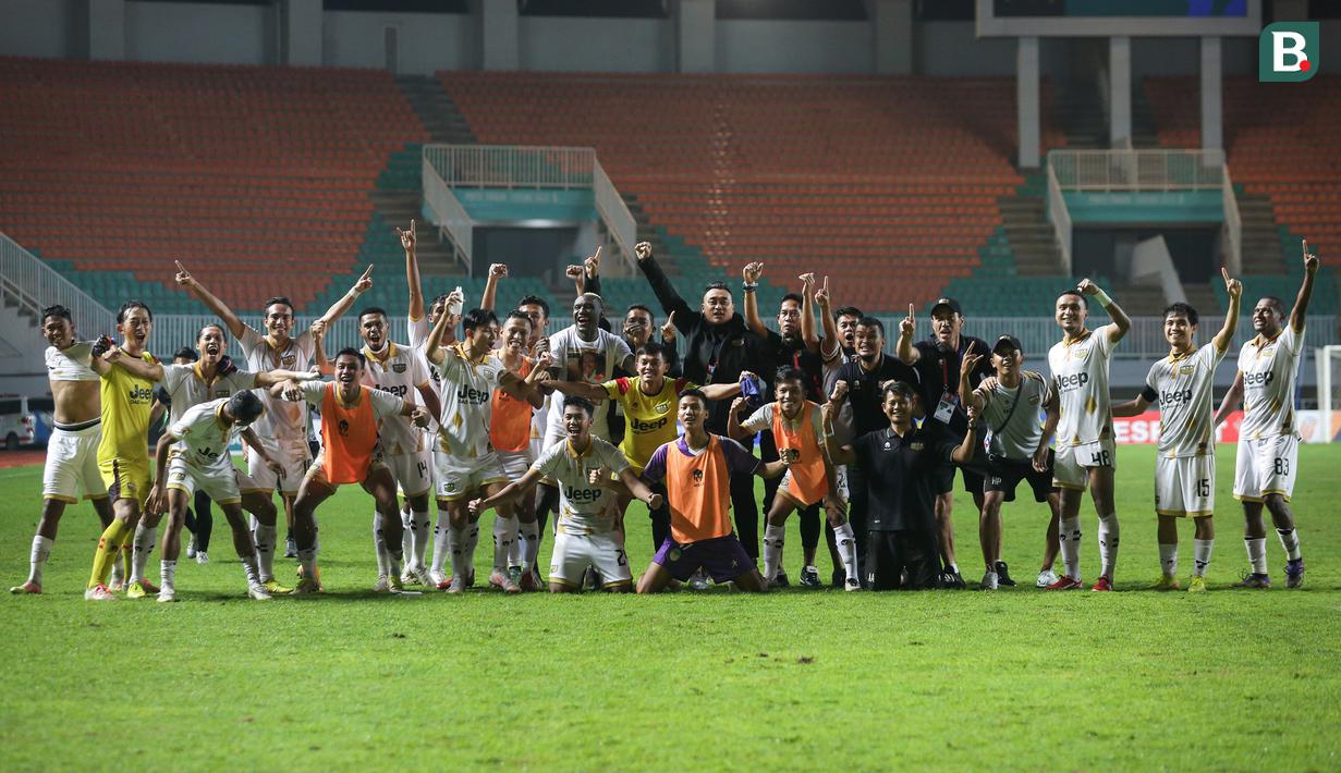 Para pemain dan tim ofisial Martapura Dewa United merayakan keberhasilan promosi ke BRI Liga 1 usai menang 1-0 atas PSIM Yogyakarta dalam laga perebutan tempat ketiga Liga 2 2021 di Stadion Pakansari, Bogor, Kamis (30/12/2021). (Bola.com/Bagaskara Lazuardi)