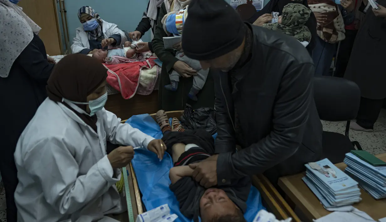 Dan karena perang yang sedang berlangsung, sebagian besar anak-anak terlambat mendapatkan imunisasi. (AP Photo/Fatima Shbair)