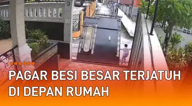 Terekam kamera CCTV sebuah pagar besi rumah terjatuh di depan jalan.