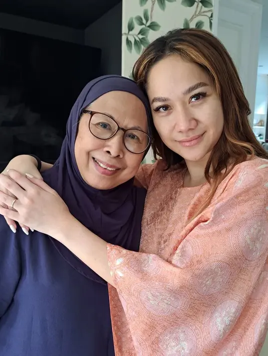 <p>Meski sebagai anak mantu, BCL dan Dida tampak begitu dekat bagaikan anak kandung. [Instagram/dida_sinclair]</p>