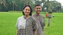 Tak hanya pasangan remaja, Anjasmara dan Dian Nitami ternyata juga tak segan pakai baju couple. Seperti ketika Anjasmara dan Dian Nitami jalan-jalan di sawah, penampilannya kompak banget. (Instagram/anjasmara)