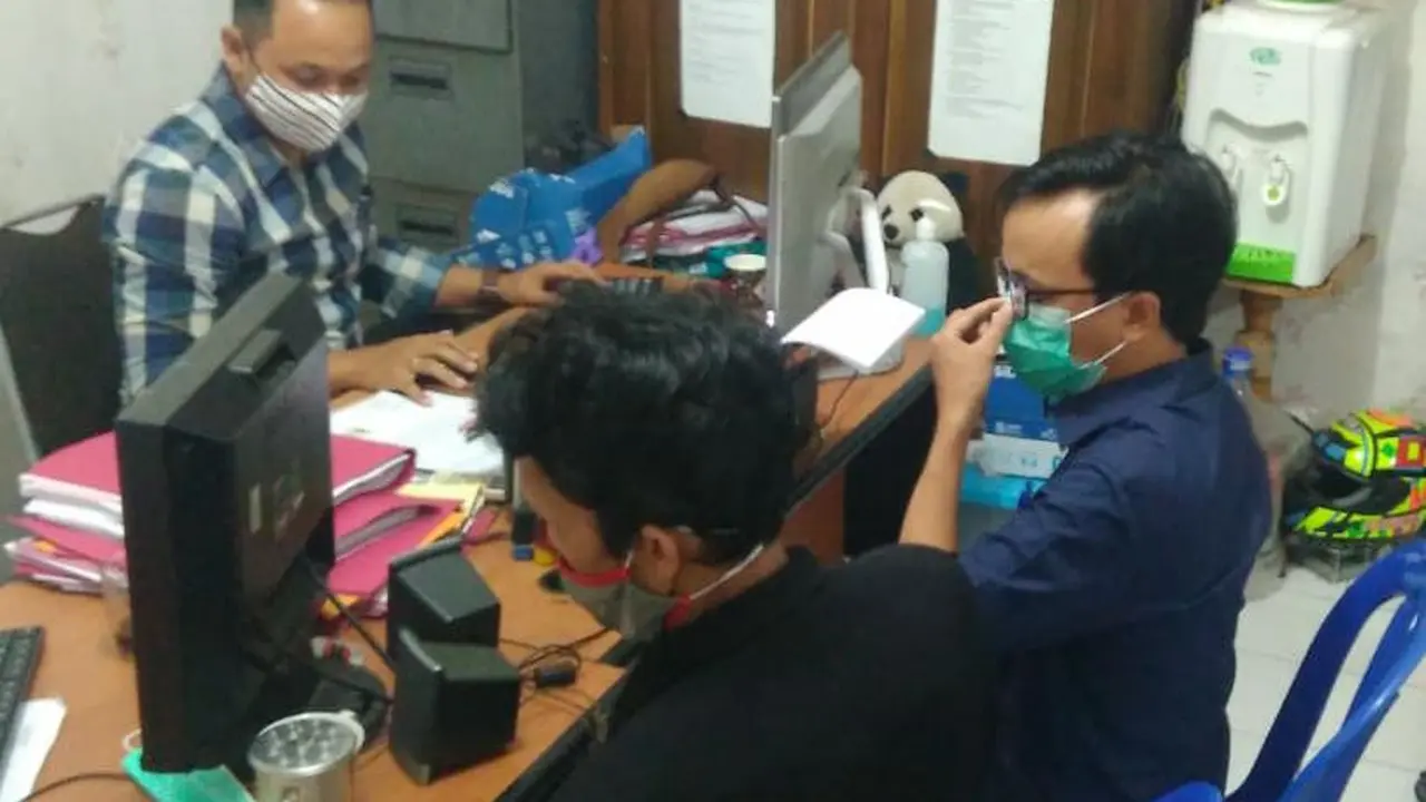 Ustadz tersangka pencabulan santriwati (baju hitam), di Polres Banyumas, Jawa Tengah. (Foto: Liputan6.com/Rudal Afgani Dirgantara)