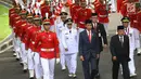 Presiden Joko Widodo dan Wapres Jusuf Kalla bersama Gubernur dan Wakil Gubernur Jawa Timur periode 2019-2024, Khofifah Indar Parawansa dan Emil Elestianto Dardak berjalan menuju Istana Negara, Jakarta, (13/2). (Liputan6.com/Angga Yuniar)