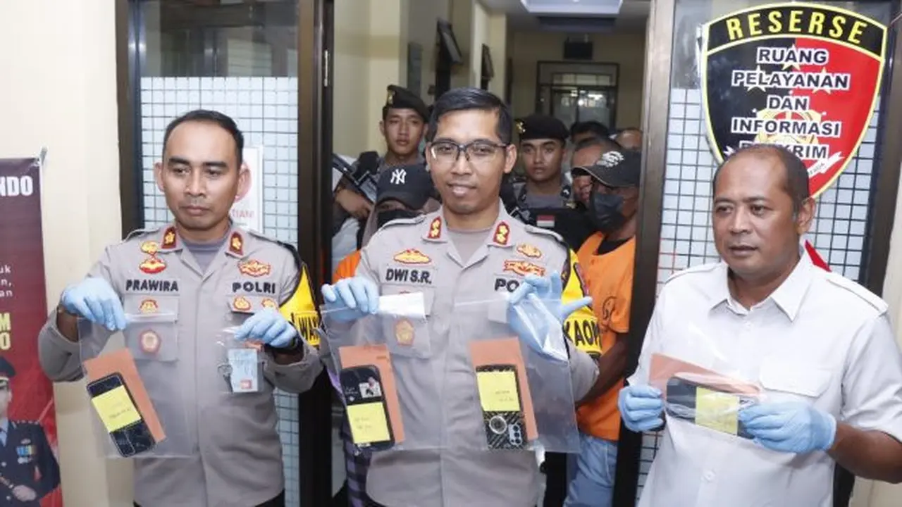 Kapolres Situbondo AKBP Dwi Sumrahadi Rakhmanto  tunjukan barang bukti  yang berhasil disita dari tersangka dalam konfrensi Pres di Mapolres Situbondo (Istimewa)