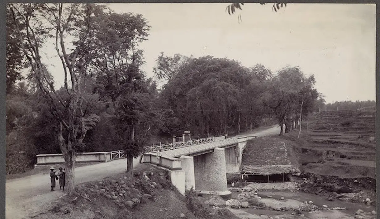 Jembatan di atas Sungai Brantas yang masih berdiri kokoh. (Source: jelajahmalangku.blogspot.com)