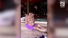 Seorang pria menangis sampai berguling-guling saat kucingnya mati.