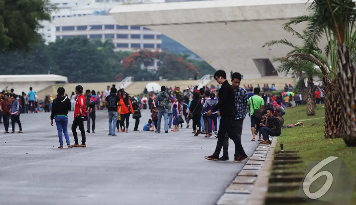 Sejumlah remaja terlihat menikmati libur tahun baru di kawasan Monas, Jakarta, Kamis (1/1/2015). (Liputan6.com/Faizal Fanani)