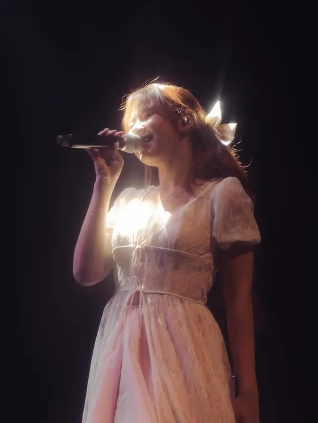 Pesona Nadin Amizah Dibalut Dress Vintage saat di Atas Panggung. [@cakecaine]