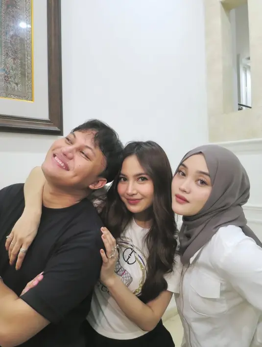 Saking bestie-nya, Mahalini Raharja dan Putri Delina sama-sama aplikasikan kompleksi yang senada [@putridelinaa]