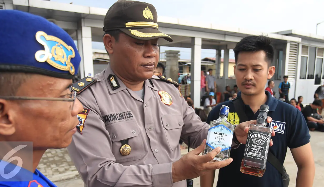 Anggota Polres Kepulauan Seribu memperlihatkan hasil temuan mereka saat razia barang bawaan wisatawan di Kali Adem, Jakarta, Kamis (5/5). (Liputan6.com/Angga Yuniar) 