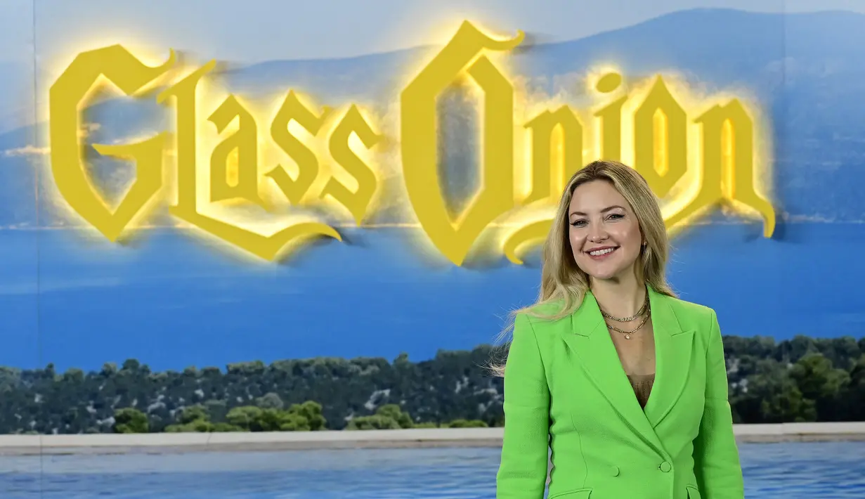 Kate Hudson berpose sambil tersenyum selama sesi pemotretan untuk pemutaran perdana film "Glass Onion: a knife out misteri" di Madrid, pada 19 Oktober 2022. Kate, yang merupakan putri ikon Hollywood Goldie Hawn, 76, memakai riasan termasuk alas bedak, bibir telanjang mengkilap dan mata bersayap. (AFP/Javier Soriano)