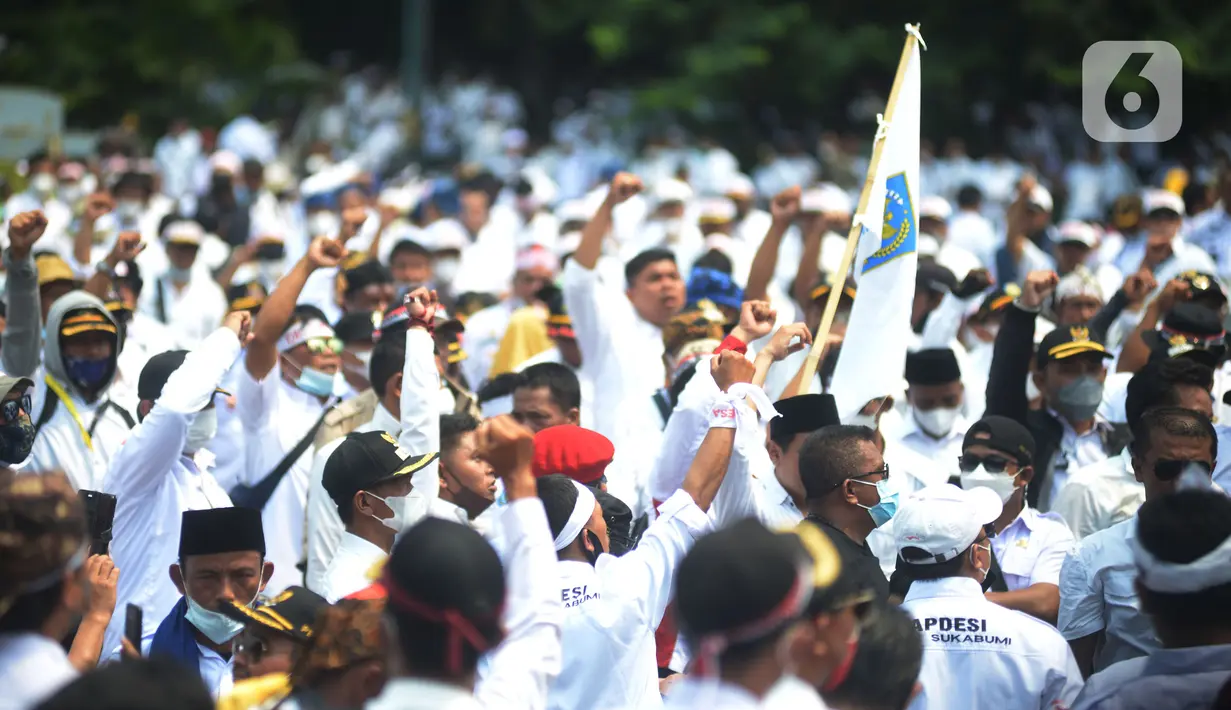 Massa Asosiasi Pemerintah Desa Seluruh Indonesia (Apdesi) melakukan unjuk rasa di kawasan Silang Monas, Jakarta, Kamis (16/12/2021). Apdesi menuntut Presiden Joko Widodo merevisi Perpres Nomor 104 Tahun 2021 tentang Rincian APBN 2022. (merdeka.com/Imam Buhori)