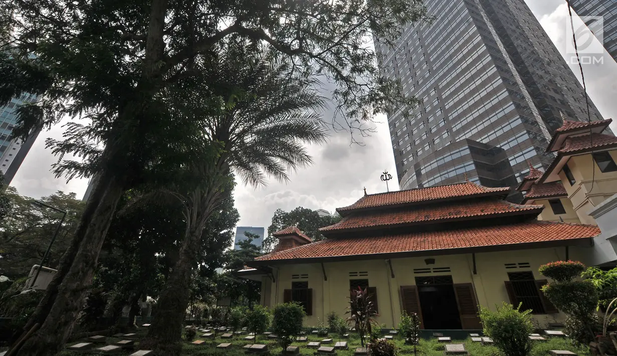 Suasana Masjd Hidayatullah, Jakarta, Senin (28/5). Gaya arsitektur bangunan masjid ini sangat kental dengan perpaduan budaya Tionghoa, Jawa, dan Betawi terlihat jelas dari bentuk atap, tiang penyangga, dan dua menara masjid. (Merdeka.com/Iqbal S Nugroho)