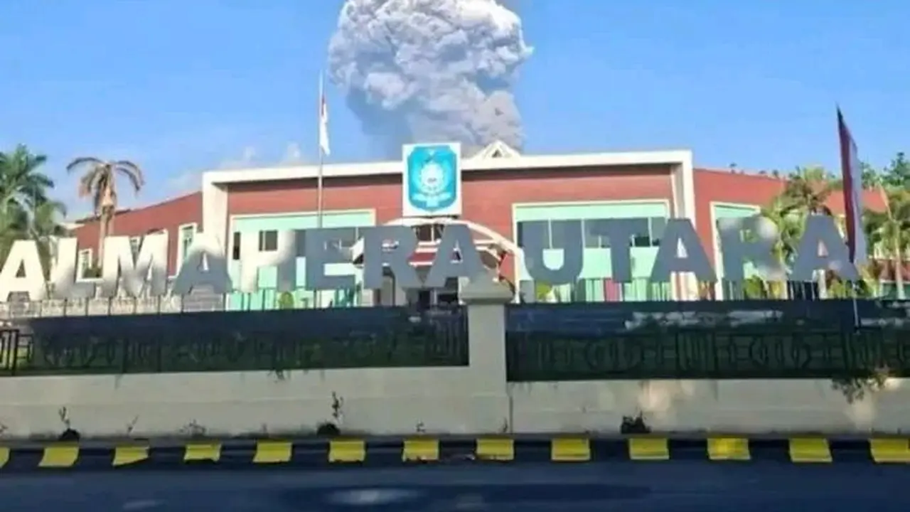 Gunung Dukono erupsi