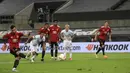 Pemain Manchester United Bruno Fernandes mencetak gol lewat tendangan penalti ke gawang Copenhagen pada perempat final Liga Europa di Cologne, Jerman, Senin (10/8/2020). Manchester United menang 1-0. (Wolfgang Rattay/Pool via AP)
