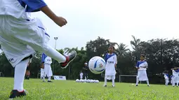 Anak-anak pra sejahtera mengikuti pelatihan sepak bola YKK Asia Group Kids Footbal Clinic  di Ciputat, Tangerang Selatan, Sabtu (7/10). Kegiatan yang menginjak tahun ketiga diikuti 288 anak. (Liputan6.com/Fery Pradolo)