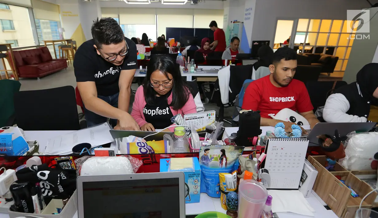 Co-Founder of ShopBack Joel Leong berdiskusi dengan salah satu karyawan di kantor baru ShopBack, Wisma 77, Jakarta Barat, Rabu (21/8/2019). Kantor tersebut akan mendukung strategi ShopBack untuk membangun fitur-fitur cashback rewards dan pencariaan kupon belanja. (Liputan6.com/HO/Vinda)