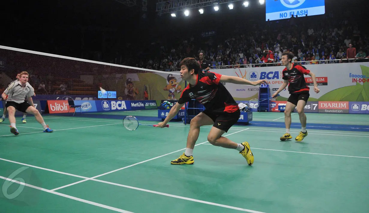 Aksi ganda putra asal Korsel, Lee Yong Dae/Yoo Yeon Seong di Indonesia Open Superseries Premier 2015, Jakarta, Rabu (4/6/2015). Yong Dae (kedua kanan) menjadi magnet di Senayan karena menjadi perhatian suporter wanita. (Liputan6.com/Herman Zakharia)