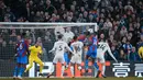 Crystal Palace menciptakan kejutan kecil di awal babak kedua. Tepatnya pada menit ke-50, Palace mendapatkan sepak pojok. Umpan dilepaskan dan bola berpindah dari satu kepala ke lainnya sebelum mencapai Cheikhou Kouyate. (AP Photo/Matt Dunham)