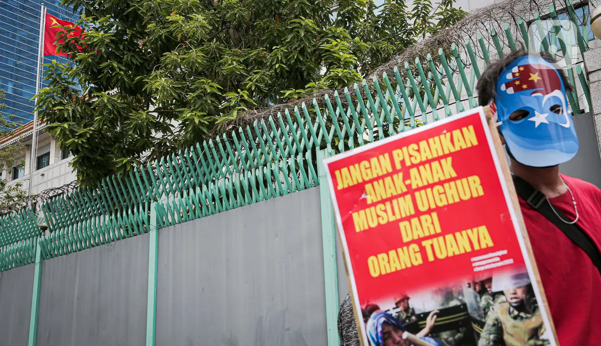 Massa Aliansi Mahasiswa Islam berunjuk rasa di depan Kantor Kedutaan Besar Republik Rakyat China, Jakarta, Kamis (25/3/2021). Massa menuntut pemerintah China lewat kedutaan besarnya di Indonesia segera menghentikan penyiksaan, penyanderaan, dan pemerkosaan muslim Uighur. (Liputan6.com/Faizal Fanani)