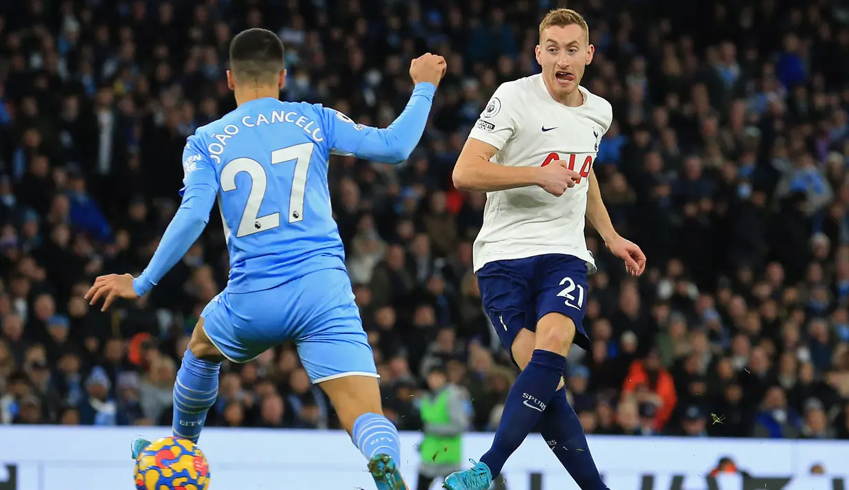 Dejan Kulusevski. Sayap kanan Swedia milik Juventus berusia 21 tahun ini performanya meningkat tajam sejak dipinjamkan ke Tottenham Hotspur akhir Januari 2022 lalu. Dari total 11 laga di Liga Inggris, ia mampu mencetak 3 gol dan 6 assist dan membawa Spurs bersaing di 4 besar. (AFP/Lindsey Parnaby)