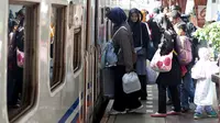 Calon penumpang antre masuk kereta di Stasiun Pasar Senen, Jakarta, Jumat, (22/12). Memasuki masa libur panjang Natal 2017 dan Tahun Baru 2018 akan PT. KAI akan mengoperasikan 17 Kereta Api tambahan. (Liputan6.com/Johan Tallo)