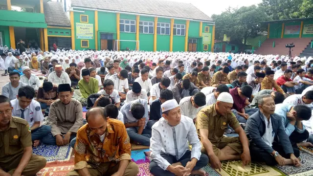 Ribuan siswa dan pengajar SMKN 1 Garut, nampak khusuk memanjatkan doa, untuk menciptkan pemilu damai