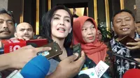 Politikus PDI Perjuangan Rieke Diah Pitaloka bersama Baiq Nuril menemui Menkumham di kantornya. (Liputan6.com/Ady Anugrahadi)