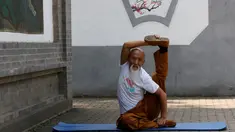 Master kungfu Li Liangui menunjukan kungfu Suogugong di sebuah taman di Beijing, China, pada 30 Juni 2016.  Upaya Li Liangui mempromosikan kungfu  belum membuat banyak orang tertarik dengan kungfu. (REUTERS/Kim Kyung-Hoon)