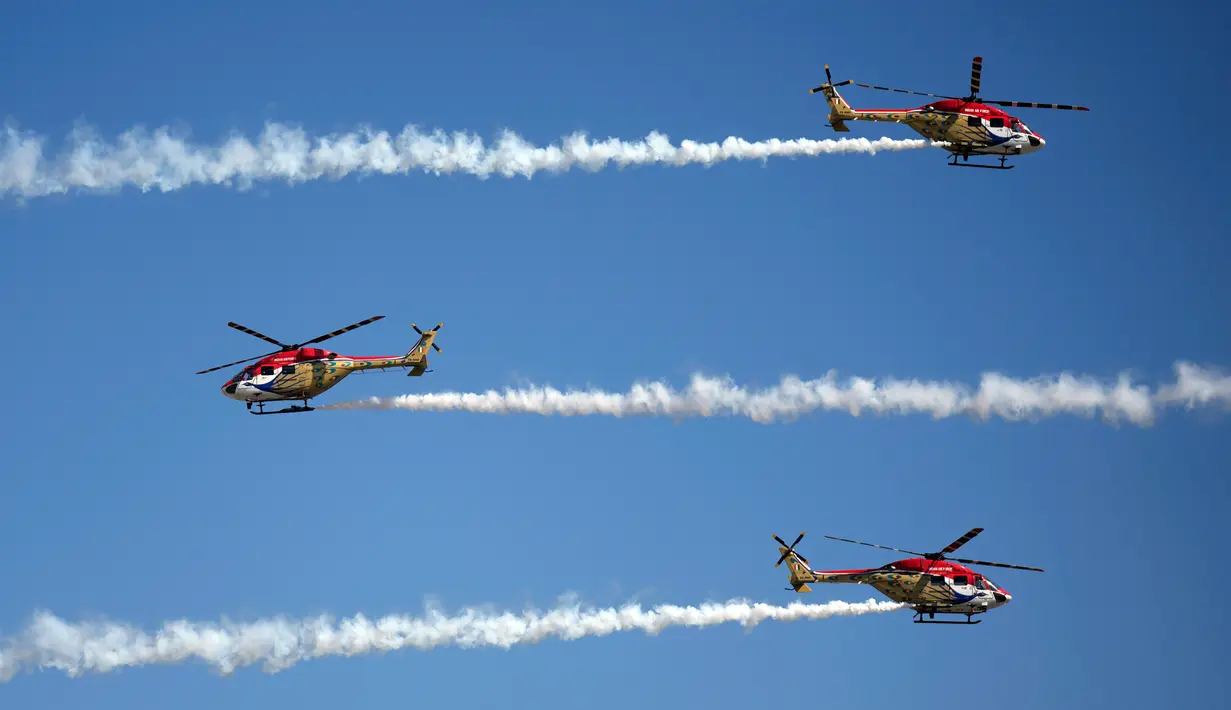 Tim aerobatik Angkatan Udara India, Sarang, terbang dalam formasi pada hari keempat Aero India 2023 di pangkalan udara Yelahanka, Bengaluru, India, 16 Februari 2023. Aero India adalah acara dua tahunan dengan demonstrasi terbang oleh tim stunt dan militer serta komersial paviliun tempat perusahaan penerbangan memamerkan produk dan teknologinya. (AP Photo/Aijaz Rahi)