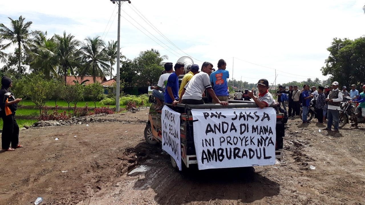 Seratusan warga sejumlah desa terdampak pembangunan JJLS Cilacap demonstrasi menuntut penanggulangan dampak negatif proyek. (Foto: Liputan6.com/Muhamad Ridlo)