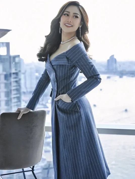 Poppy yang juga penyanyi dangdut kerap tampil mewah seperti mengenakan perhiasan dengan dress off shoulder bergaris. (@poppycapella_)