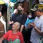 Baru-baru ini, sebuah video mengejutkan menampilkan empat anak yang diduga membuang ayah kandungnya ke tempat sampah menjadi viral. Dalam video tersebut, tampak seorang kakek tua duduk dengan pilu di kursi roda. (dok. YouTube Pratiwi Noviyanthi/https://www.youtube.com/watch?v=uI8B-hJaRmY/Farel Gerald)