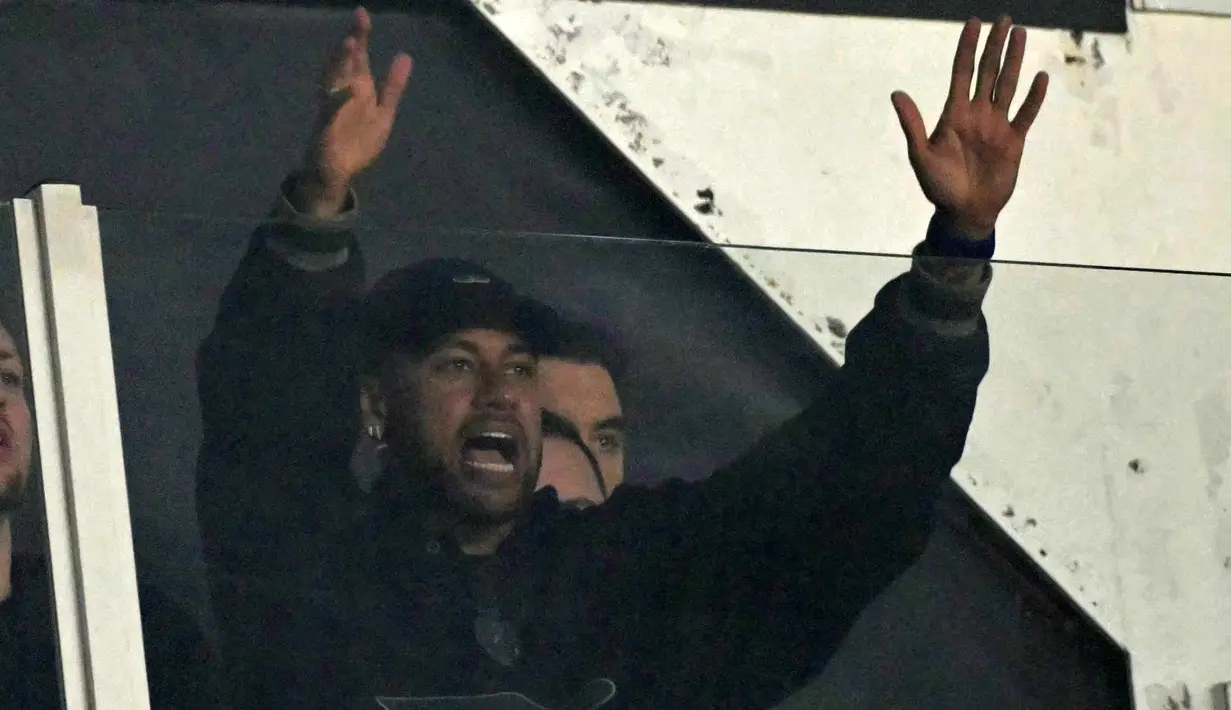 Kepala Tim Medis Santos, Rodrigo Zogaib, mengonfirmasi bahwa Neymar mengalami masalah pada kakinya yang menyebabkan pembengkakan pada betis kanannya. (AFP/Nelson Almeida)