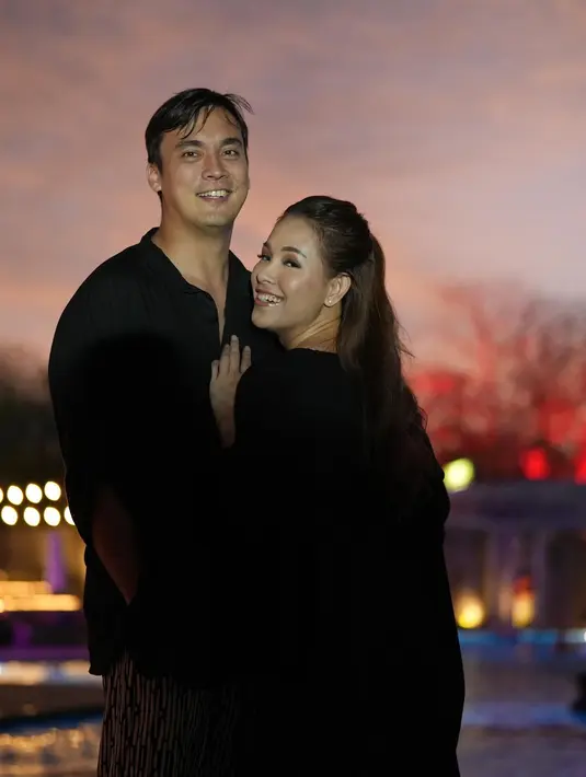 <p>Lady juga kembali menulis kalimat romantis untuk suaminya. Dia terlihat begitu mencintai dan mengagumi Rendy, "Melihat senyuman kamu adalah hal terindah yang tak pernah berhenti membuatku bersyukur dan tersenyum. Bersama kamu, aku mengerti arti kebahagiaan sederhana yang mendalam." (Foto: Instagram/ ladynayoan)</p>