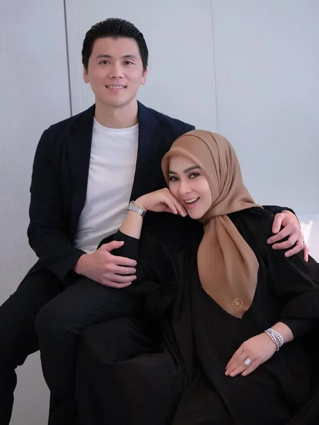7 Potret Syahrini dan Reino Barack Rayakan Anniversary ke-5, Dapat Kado Spesial