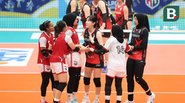 Dua pemain Red Sparks, Megawati Hangestri dan Yeum Hye-seon, memperkuat Indonesia All Stars pada set ketiga pertandingan Fun Volley Ball 2024 di Indonesia Arena, Sabtu (20/4/2024). (Bola.com/Abdul Aziz)