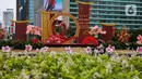 Ornamen khas Imlek yang dipasang berukuran cukup besar dengan nuansa warna merah dan emas. (Liputan6.com/Angga Yuniar)