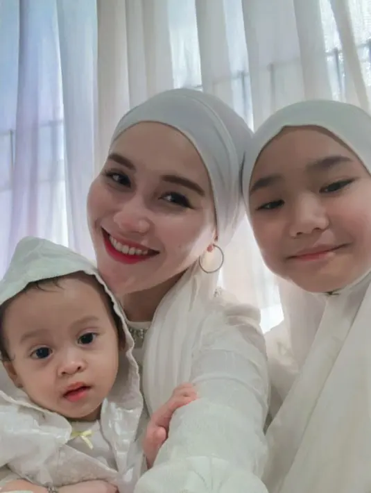 Begitu pun dengan Bilqis yang tampil dengan kerudung putihnya.  [@ayutingting92]