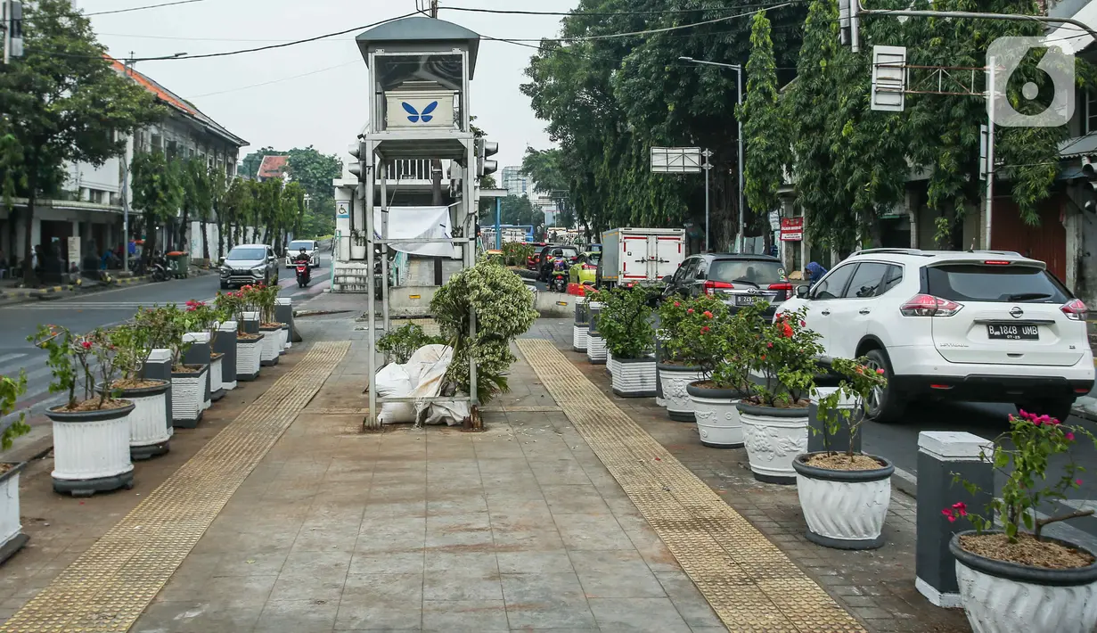 Suasana lalu lintas di Kawasan Kota Tua, Jakarta, Rabu (3/8/2022). Proyek revitalisasi jalur pedestrian di kawasan Kota Tua akan selesai pada Agustus 2022, yang sudah mencapai 98 persen. (Liputan6.com/Herman Zakharia)