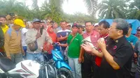 Anggota DPR dari Fraksi PDI Perjuangan menemui petani plasma di Kabupaten Pelalawan yang menghadang eksekusi lahan. (Liputan6.com/M Syukur)