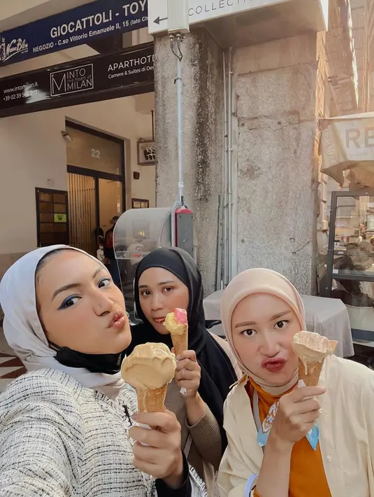Tak sendiri, Bella bersama dengan dua temannya bernama Tiara dan Bahjatina. Ketiga terlihat begitu menikmati gelato yang mereka beli di jalanan Milan. Italia menjadi destinasi wisata yang tak akan terlupakan bagi Bella Attamimi dan teman-temannya. (Liputan6.com/IG/@bellattamimi)