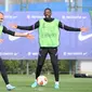 Bek Barcelona Dani Alves (kiri) dan Ousmane Dembele mengambil bagian dalam sesi latihan di Barcelona pada 16 Februari 2022. Barcelona bakal meladeni Napoli pada leg pertama play-off babak gugur Liga Europa 2021/22 di Camp Nou, Jumat 18 Februari 2022. (LLUIS GENE / AFP)