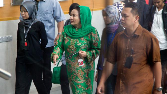 Rosmah Mansor, istri mantan PM Malaysia Najib Razak, mendatangi kantor Komisi Antikorupsi Malaysia (MACC) di Putrajaya, Rabu (26/9). Ini merupakan kedua kalinya Rosmah ditanyai oleh MACC, setelah panggilan pertamanya pada Juni lalu. (AP/Vincent Thian)