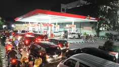 SPBU di Jalan Cikini Raya, Jakarta, dipadati kendaraan roda empat maupun roda dua, Senin (17/11/2014). (Liputan6.com/Herman Zakharia)