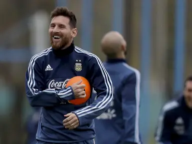 Pemain Argentina, Lionel Messi tersenyum saat mengikuti sesi latihan jelang melawan Venezuela pada kualifikasi Piala Dunia 2018 di Buenos Aires, Argentina, (3/9/2017). (AP/Natacha Pisarenko)