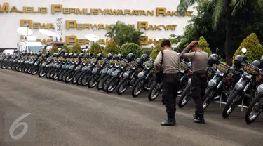 Motor petugas kepolisian berjaga di Kompleks Parlemen, Senayan, Jakarta, Jumat (25/11). Sebanyak 1.288 personel kepolisian bersiaga mengamankan gedung DPR/MPR terkait informasi unjuk rasa lanjutan yang dilakukan hari ini. (Liputan6.com/Johan Tallo)
